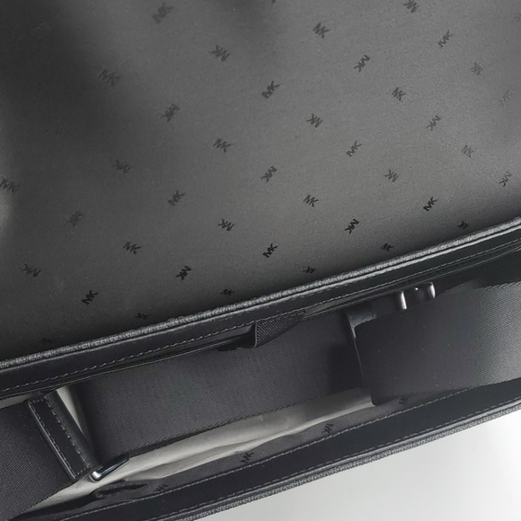 🆕️ Michael Kors Cooper Messenger Laptop Crossover - Picture 6 of 6